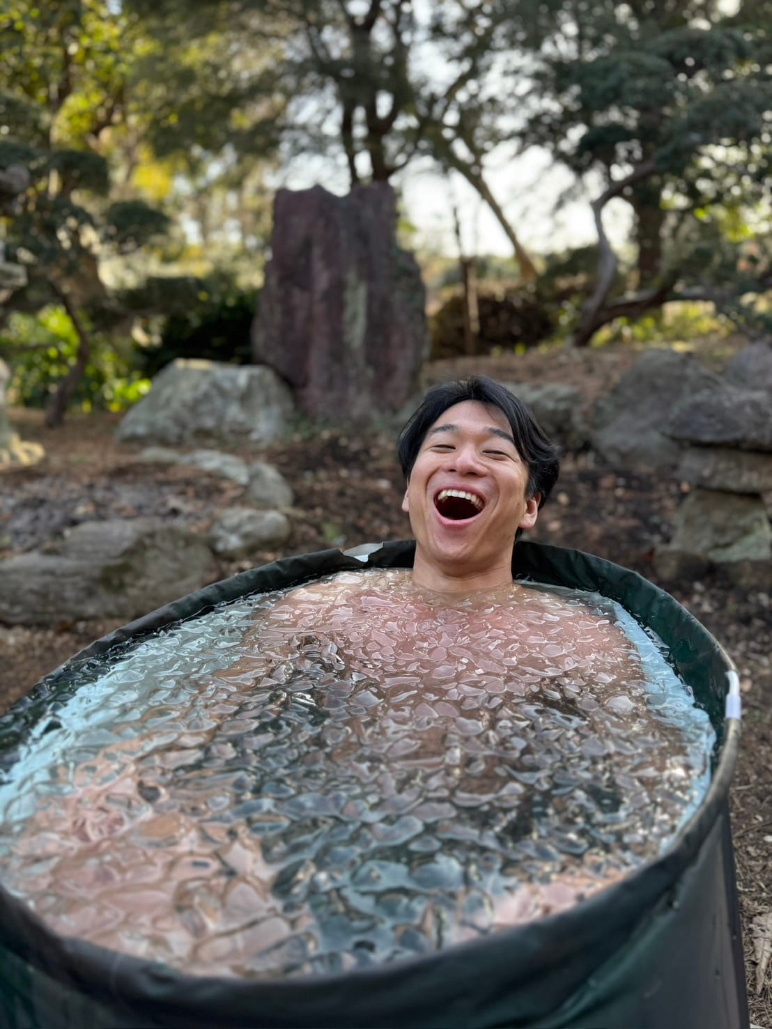アイスバスで笑う髙木晴